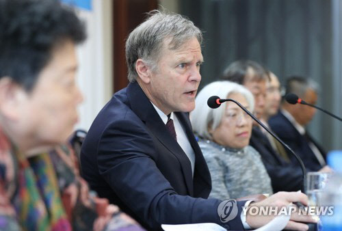 기자회견하는 오토 웜비어의 부모(사진=연합뉴스)